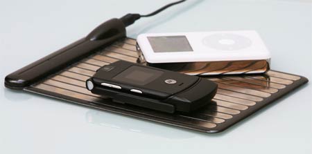 Wildcharge pad with Motorola RAZR